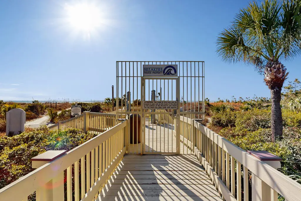 Beach condo with Ocean Views, outdoor pool & balcony - Walk to Beach