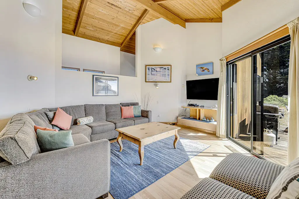 Urban Escape Compound - Seaside compound with two private hot tubs & ocean views