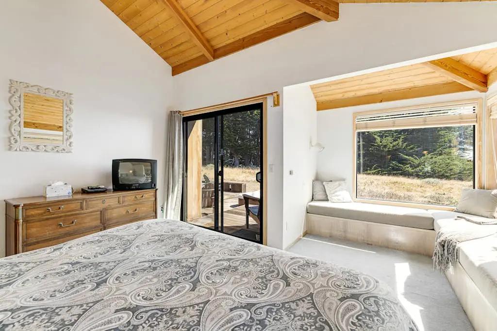 Urban Escape Compound - Seaside compound with two private hot tubs & ocean views