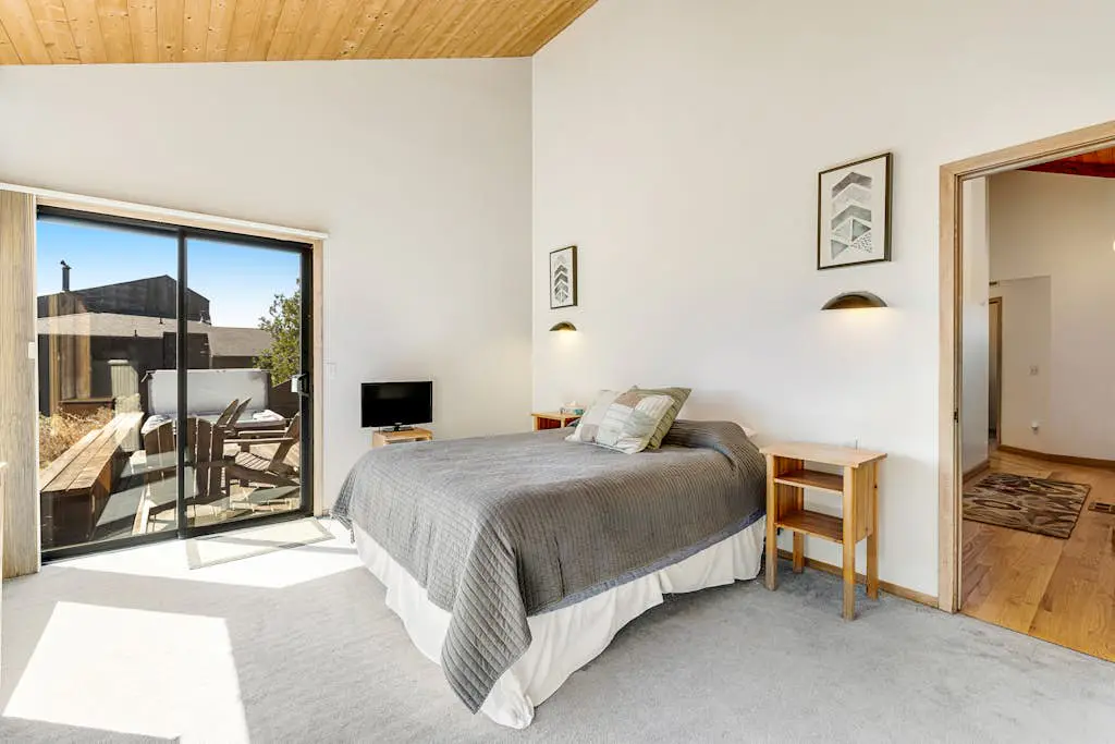 Urban Escape Compound - Seaside compound with two private hot tubs & ocean views
