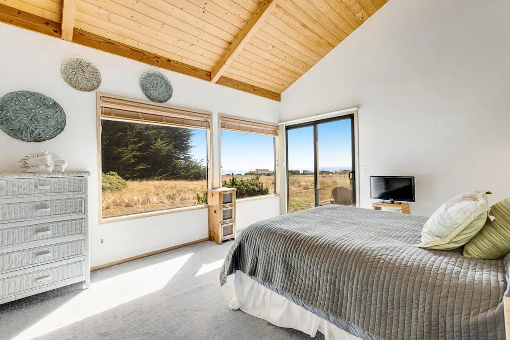 Urban Escape Compound - Seaside compound with two private hot tubs & ocean views