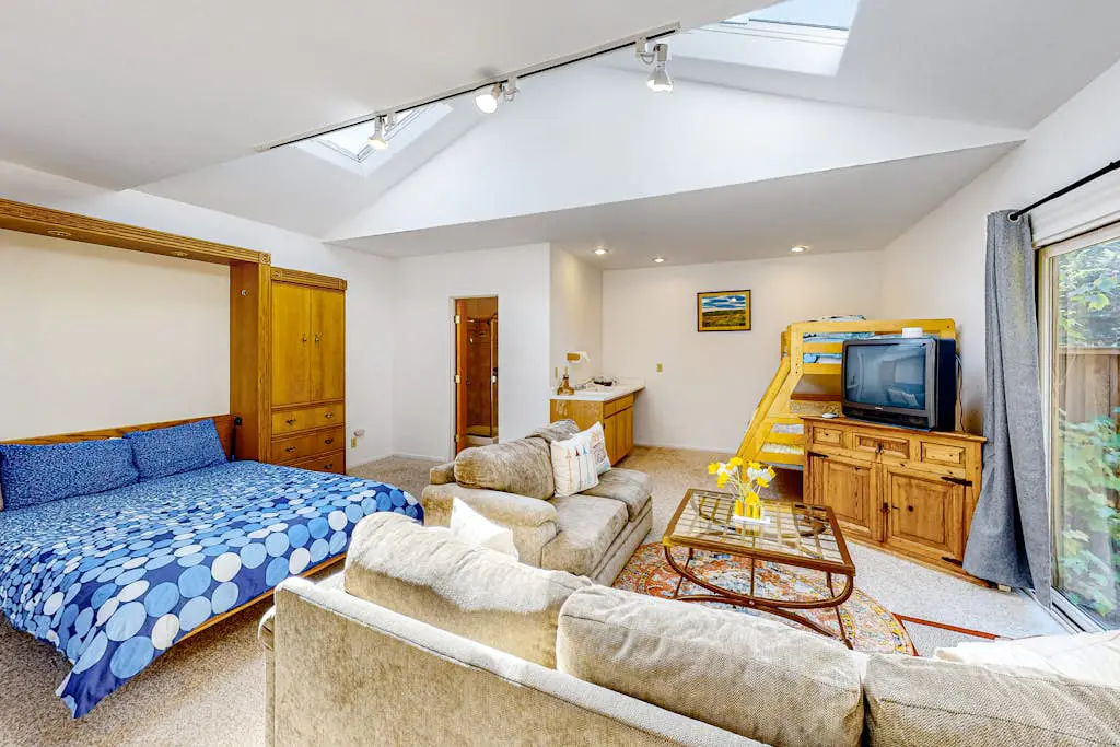 Urban Escape Compound - Seaside compound with two private hot tubs & ocean views