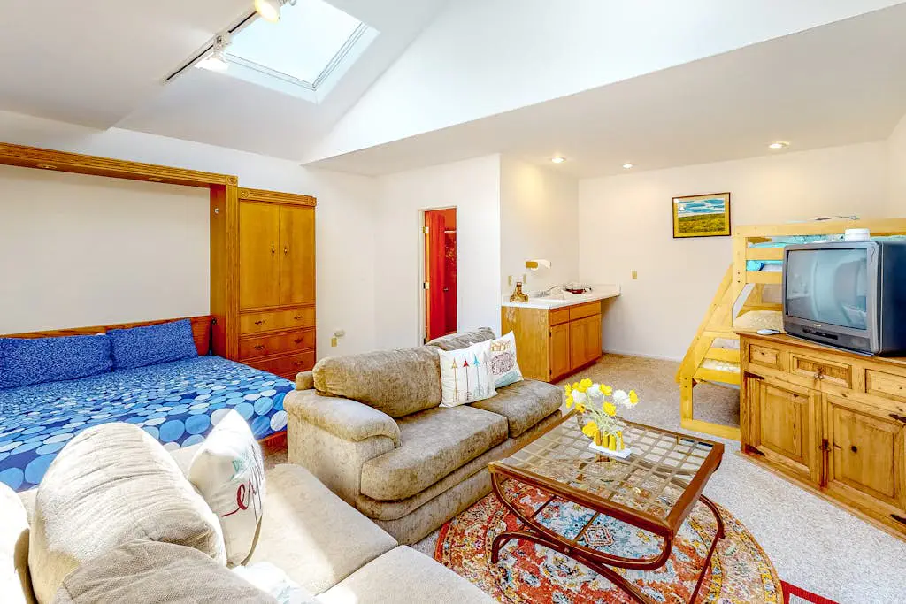 Urban Escape Compound - Seaside compound with two private hot tubs & ocean views