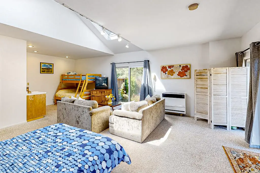 Urban Escape Compound - Seaside compound with two private hot tubs & ocean views