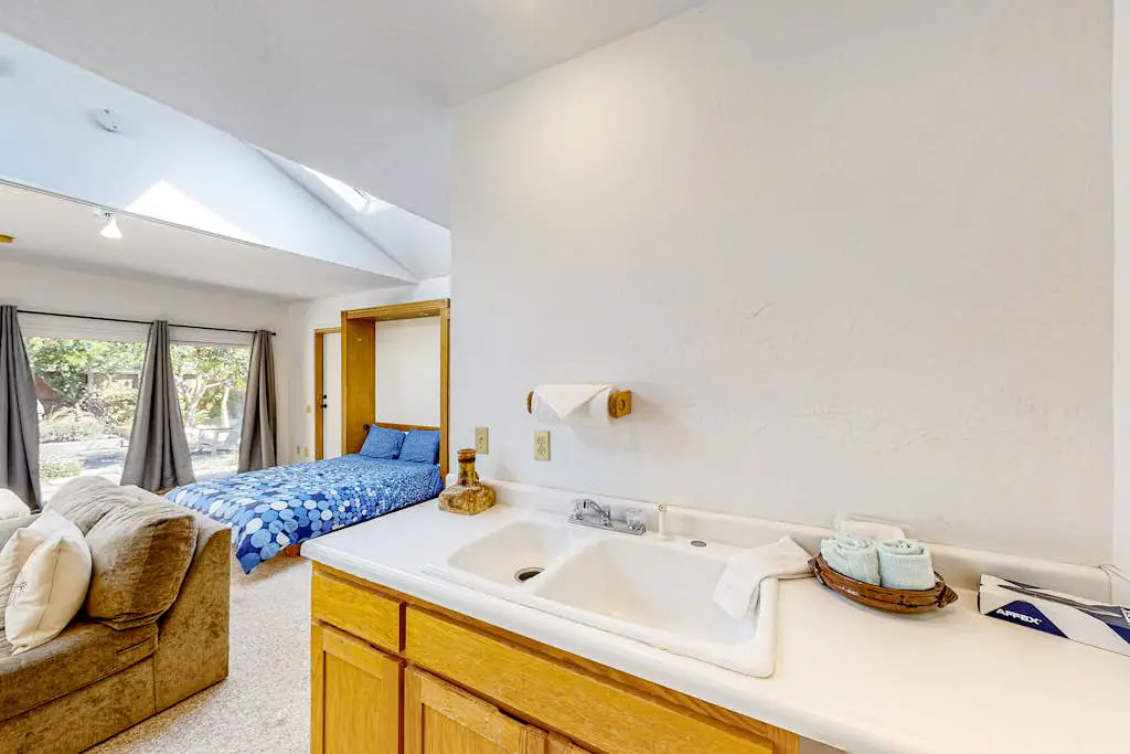 Urban Escape Compound - Seaside compound with two private hot tubs & ocean views