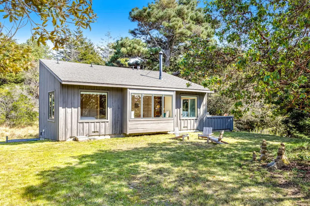 Madrone Cottage - Sea Ranch cottage with private hot tub in the redwoods, dogs welcome