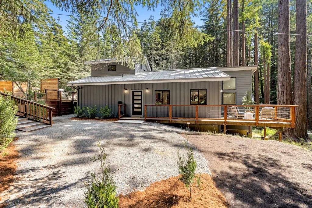 Stargaze - Newly built Gualala home with private hot tub among the redwoods