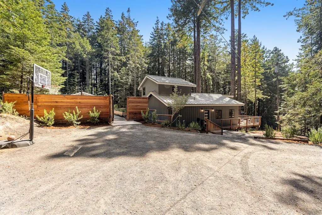 Stargaze - Newly built Gualala home with private hot tub among the redwoods