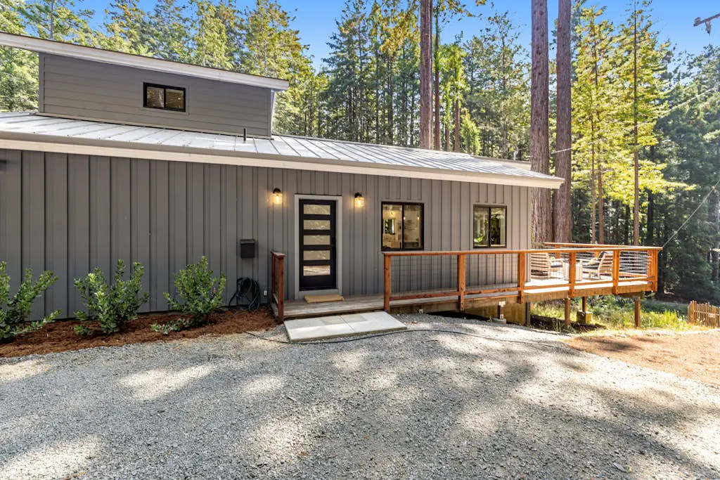 Stargaze - Newly built Gualala home with private hot tub among the redwoods