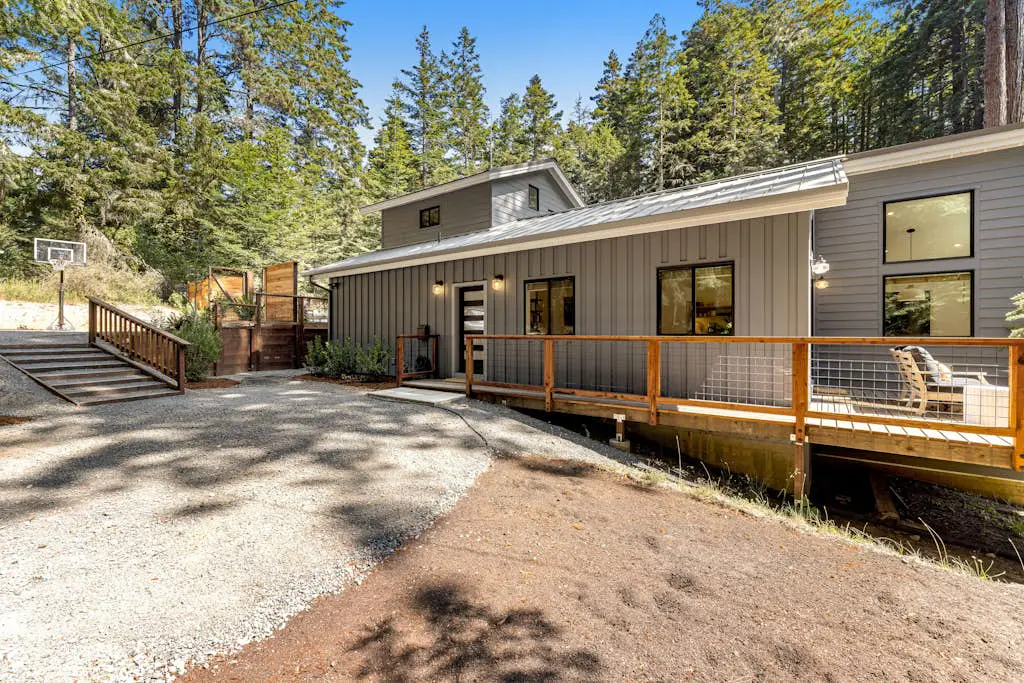 Stargaze - Newly built Gualala home with private hot tub among the redwoods