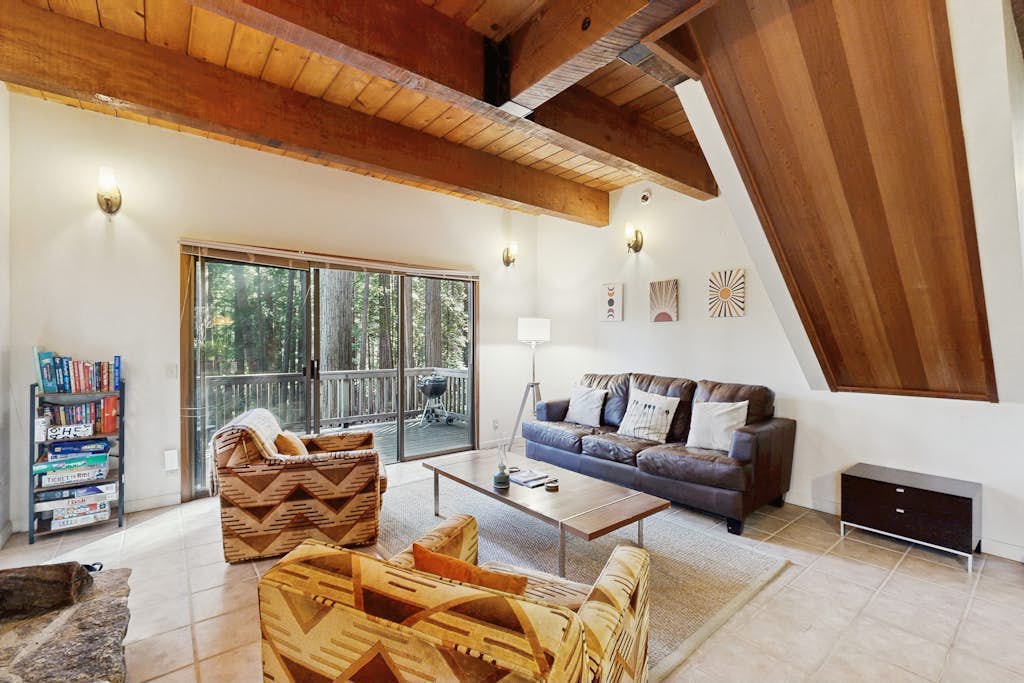 Dog-friendly forest retreat among redwoods, walk to Hot Spot & Gualala River