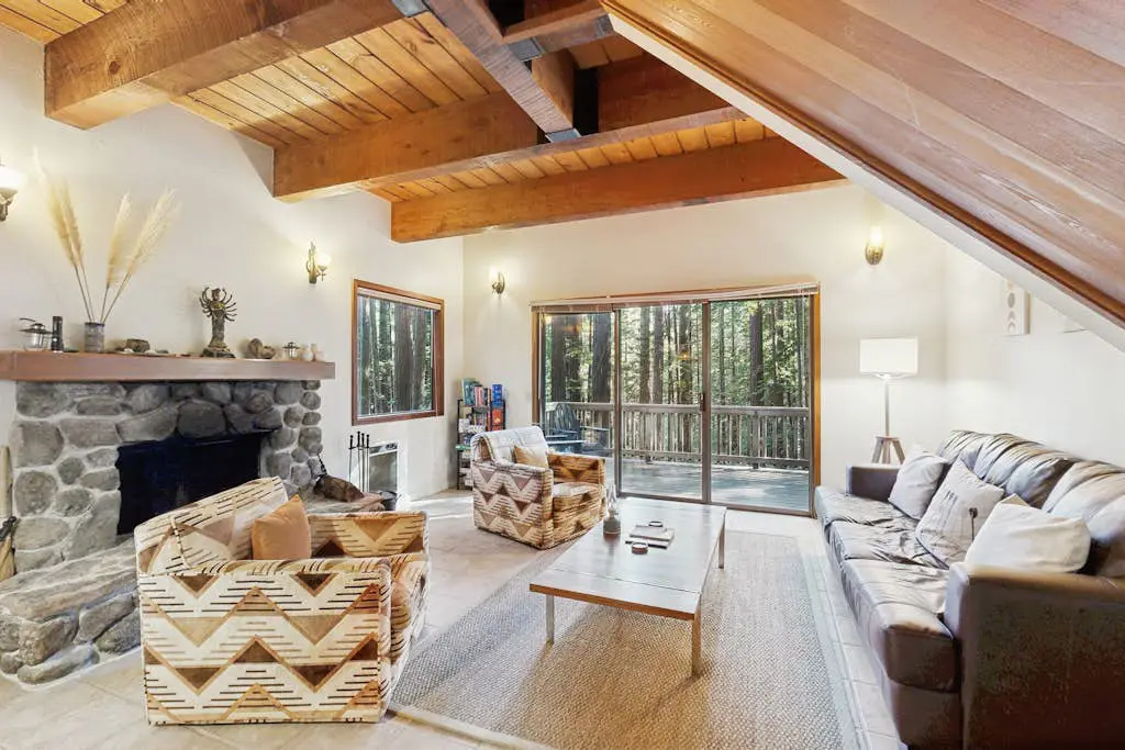 Dog-friendly forest retreat among redwoods, walk to Hot Spot & Gualala River