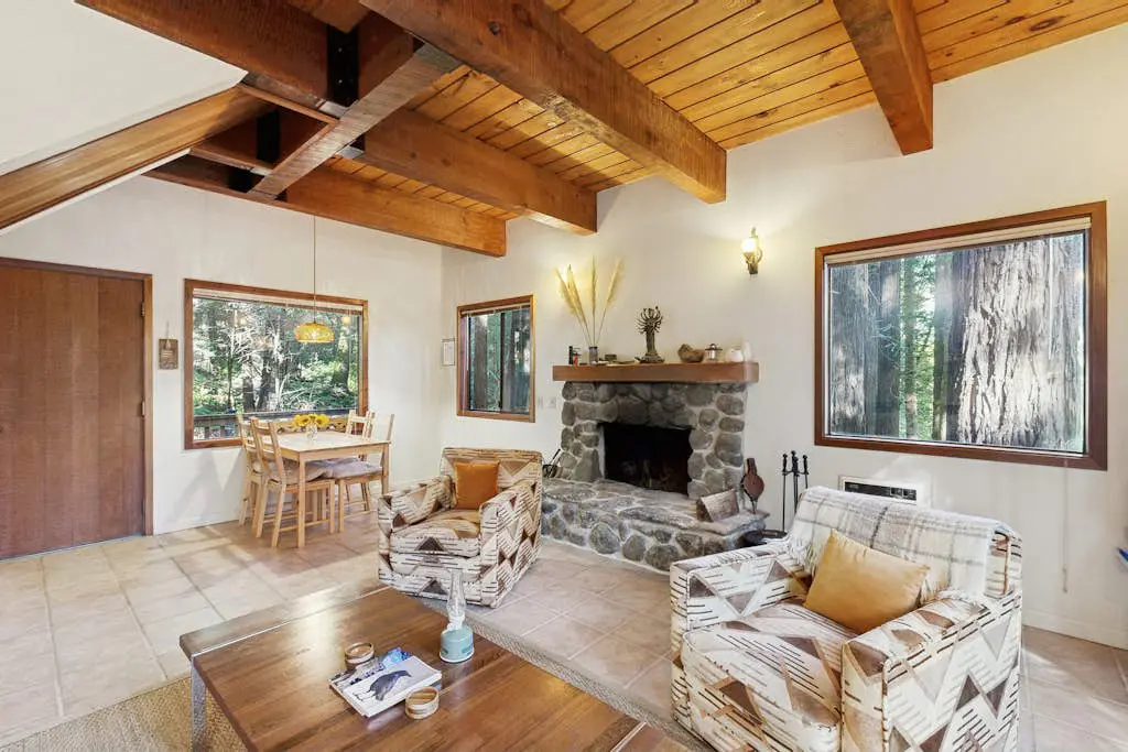 Dog-friendly forest retreat among redwoods, walk to Hot Spot & Gualala River