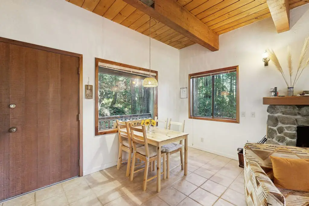 Dog-friendly forest retreat among redwoods, walk to Hot Spot & Gualala River
