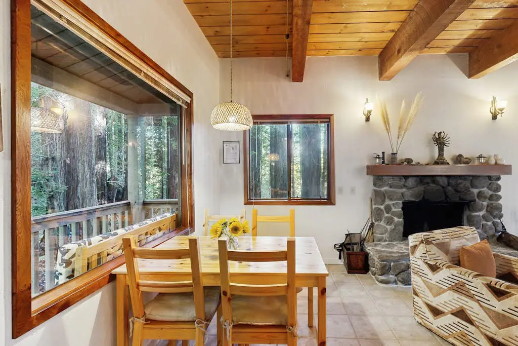 Dog-friendly forest retreat among redwoods, walk to Hot Spot & Gualala River