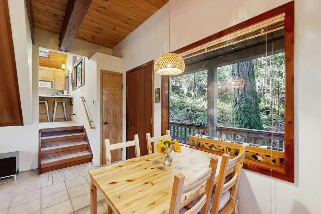 Dog-friendly forest retreat among redwoods, walk to Hot Spot & Gualala River