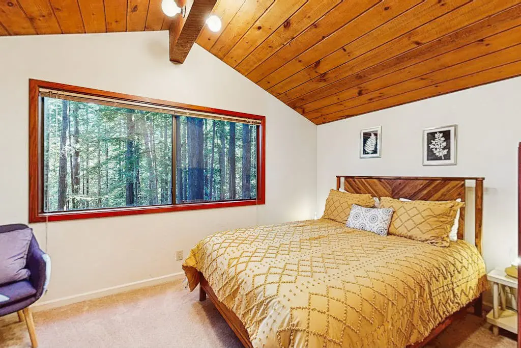 Dog-friendly forest retreat among redwoods, walk to Hot Spot & Gualala River