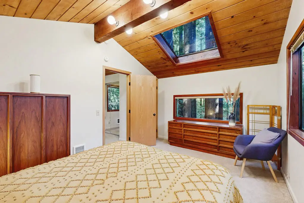 Dog-friendly forest retreat among redwoods, walk to Hot Spot & Gualala River