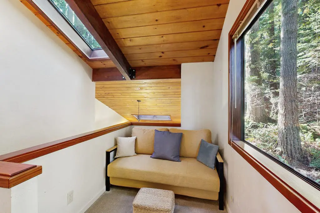 Dog-friendly forest retreat among redwoods, walk to Hot Spot & Gualala River