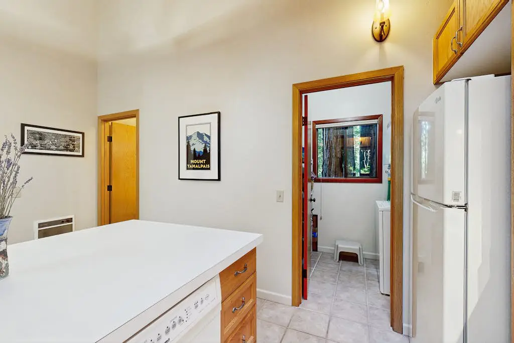 Dog-friendly forest retreat among redwoods, walk to Hot Spot & Gualala River