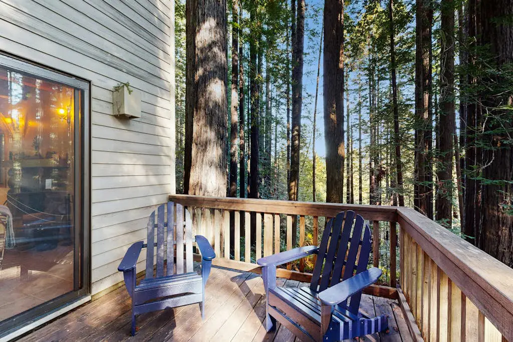 Dog-friendly forest retreat among redwoods, walk to Hot Spot & Gualala River