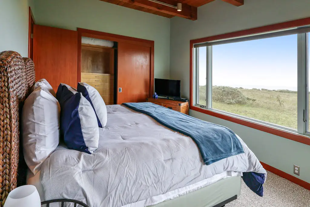 White Waters - Oceanfront seaside home with balcony & sweeping ocean views