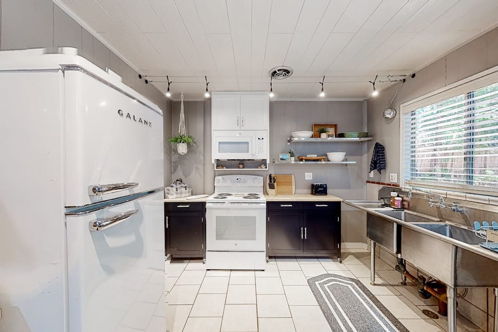 Coastal Cabin - Coastal house near trails, beaches, & dining with firepit - dog-friendly