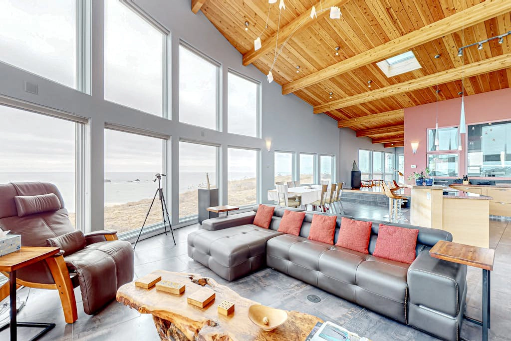 Pacific Bliss Haven - Luxury oceanfront home with 270-degree views, hot tub & 2 fireplaces