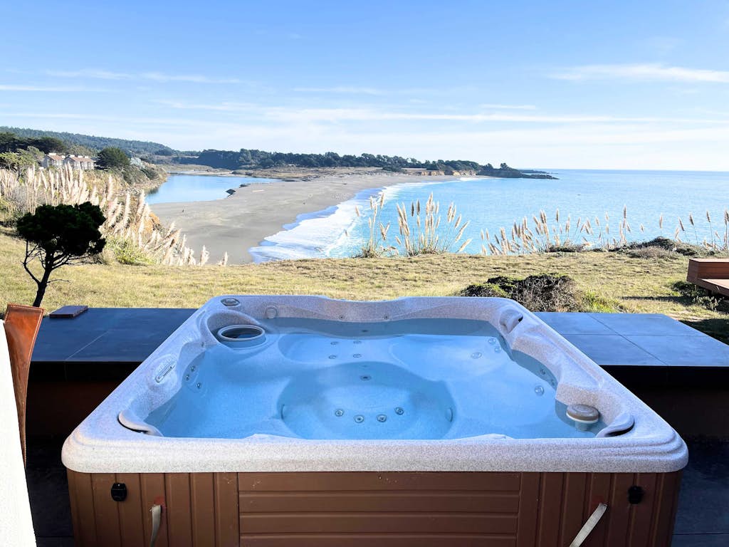 Pacific Bliss Haven - Luxury oceanfront home with 270-degree views, hot tub & 2 fireplaces