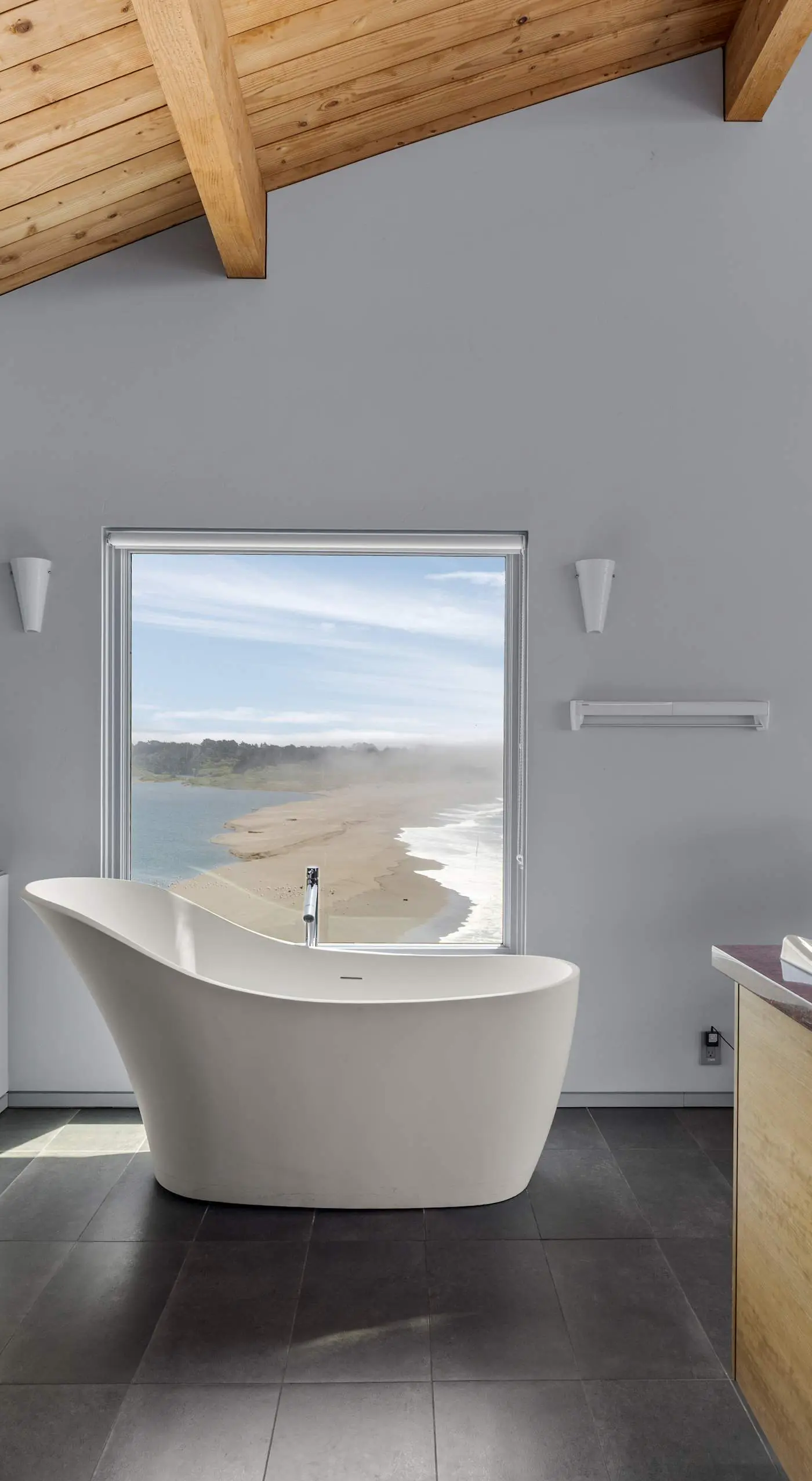 Pacific Bliss Haven - Luxury oceanfront home with 270-degree views, hot tub & 2 fireplaces
