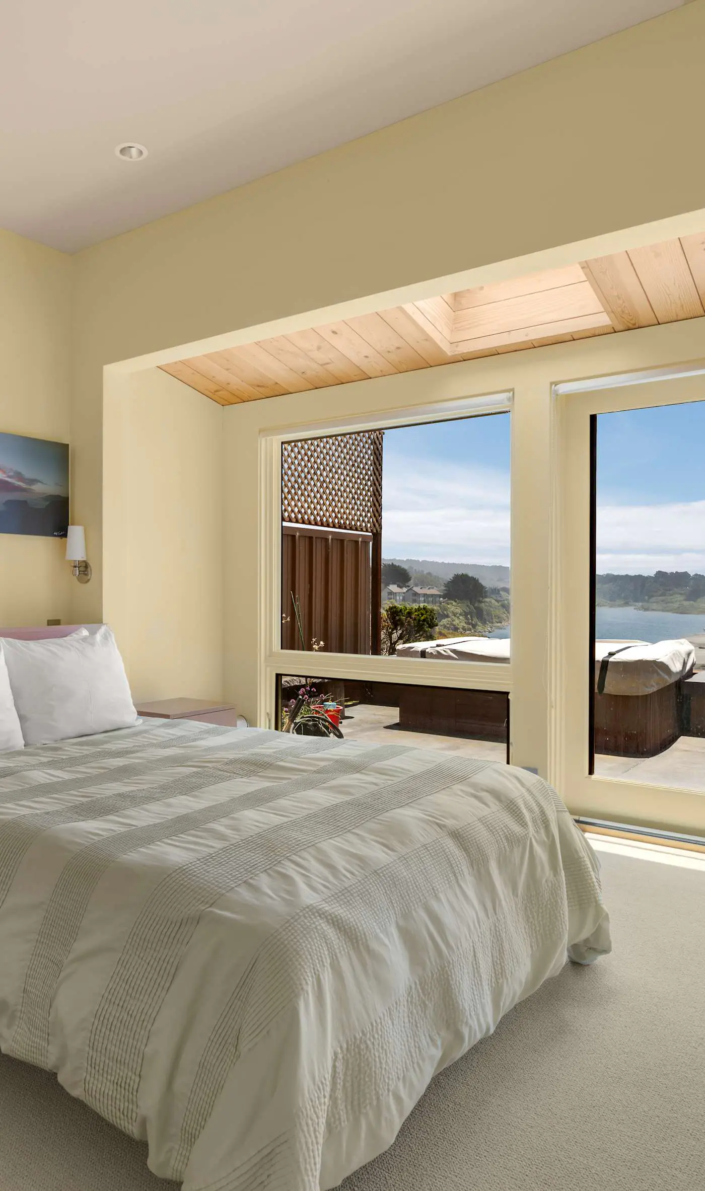 Pacific Bliss Haven - Luxury oceanfront home with 270-degree views, hot tub & 2 fireplaces