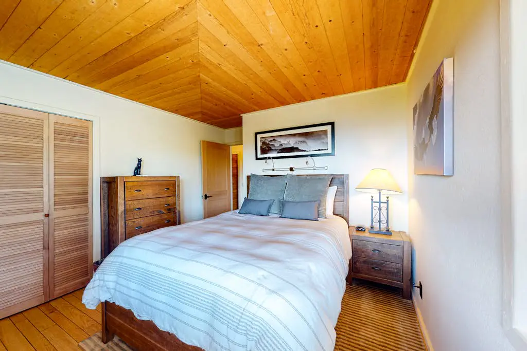 Eagle's Landing - Main House - Updated home with ocean views, private hot tub, fire table, outdoor kitchen