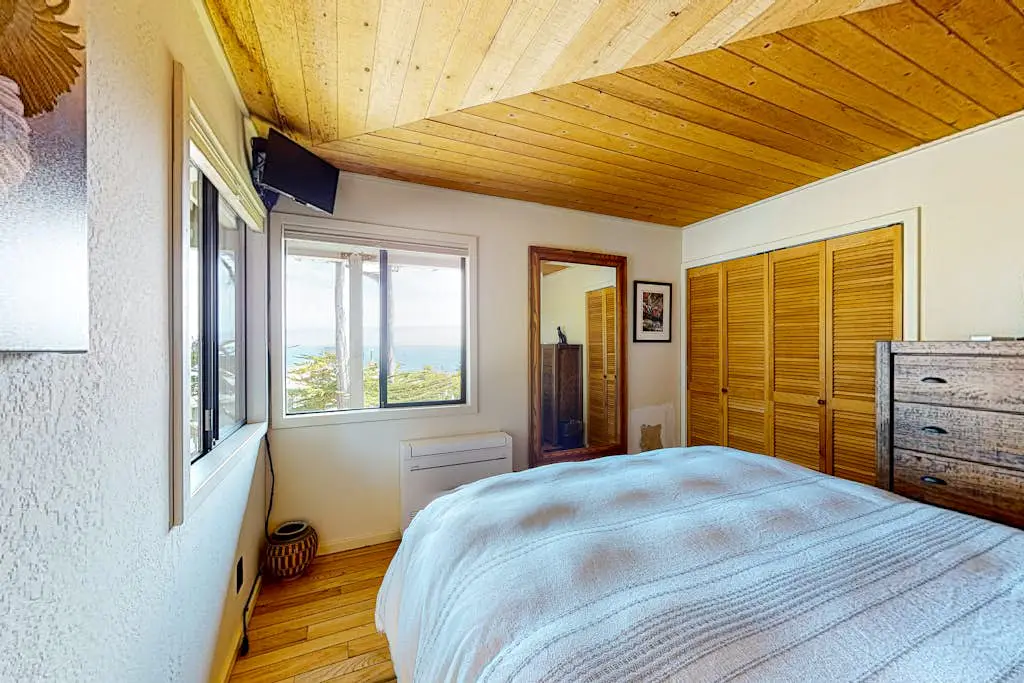 Eagle's Landing - Main House - Updated home with ocean views, private hot tub, fire table, outdoor kitchen
