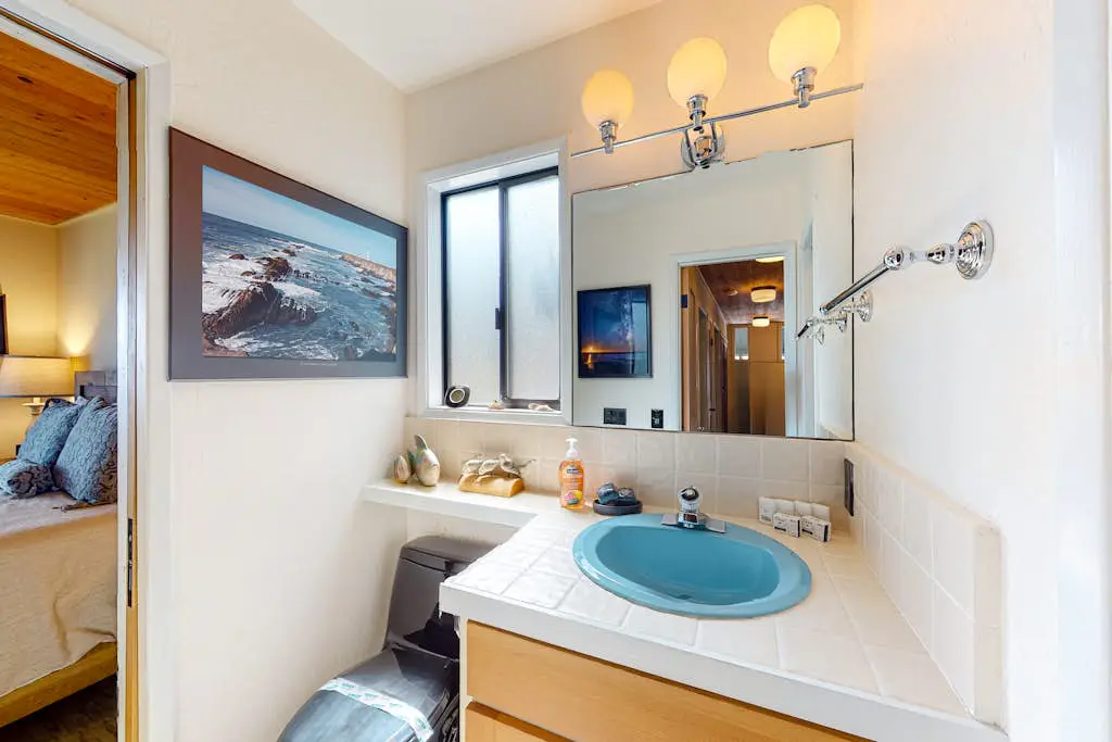 Eagle's Landing - Main House - Updated home with ocean views, private hot tub, fire table, outdoor kitchen