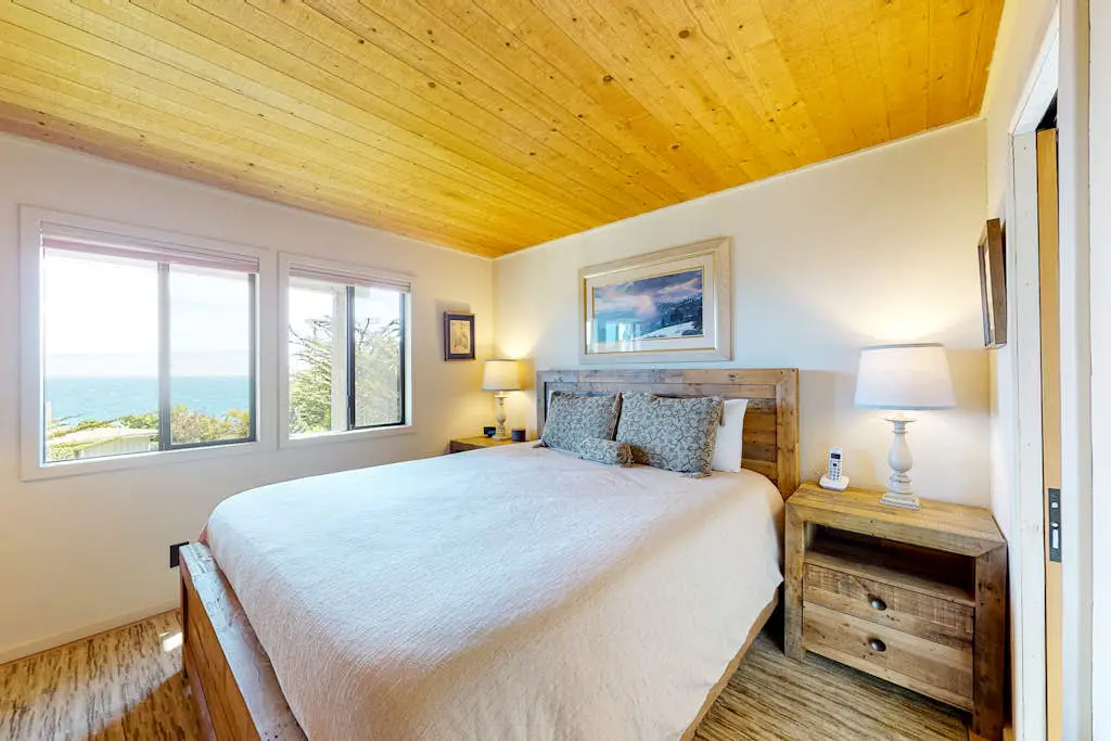 Eagle's Landing - Main House - Updated home with ocean views, private hot tub, fire table, outdoor kitchen
