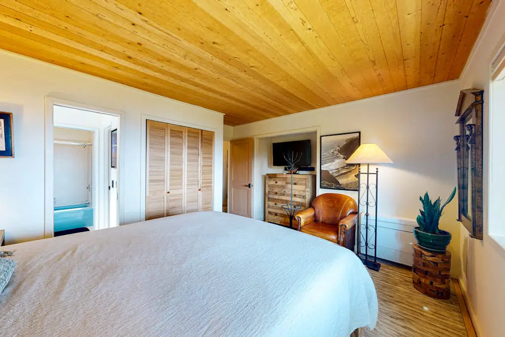 Eagle's Landing - Main House - Updated home with ocean views, private hot tub, fire table, outdoor kitchen