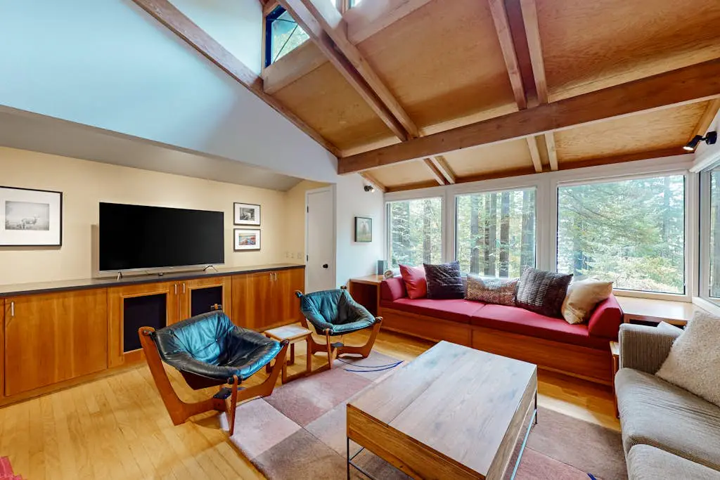 Forested home with deck & grill near the Lodge, dogs welcome