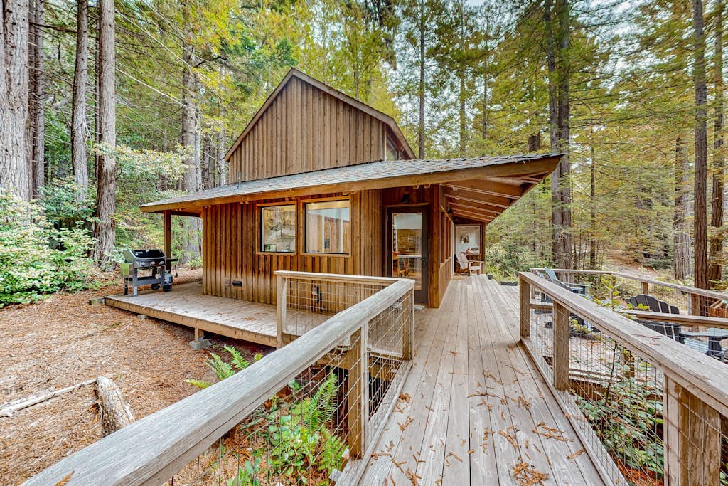 Cozy Sea Ranch hideaway, dog friendly near hiking trails, shared amenities