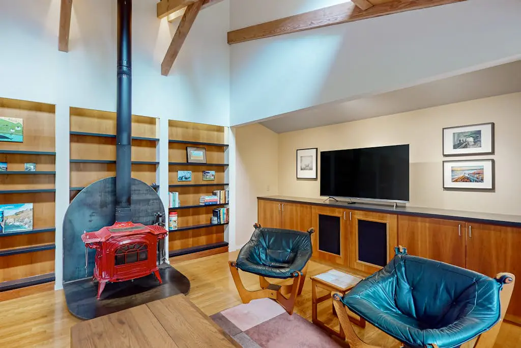 Forested home with deck & grill near the Lodge, dogs welcome