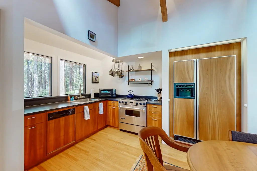 Forested home with deck & grill near the Lodge, dogs welcome