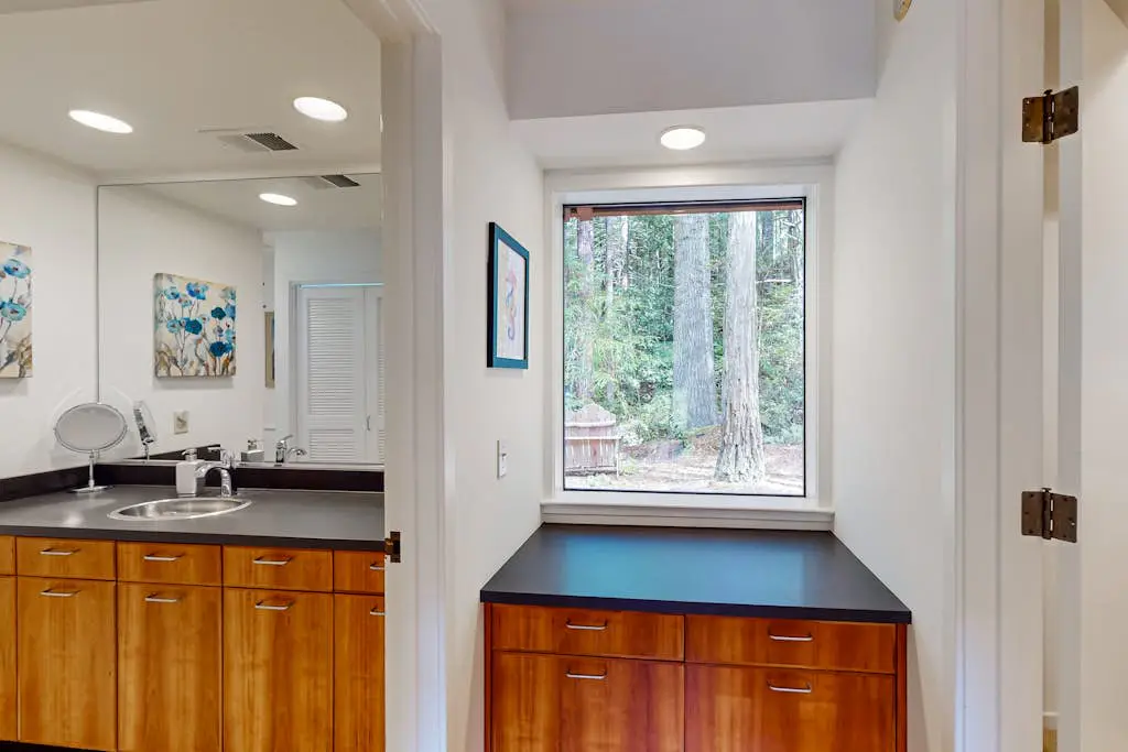 Forested home with deck & grill near the Lodge, dogs welcome