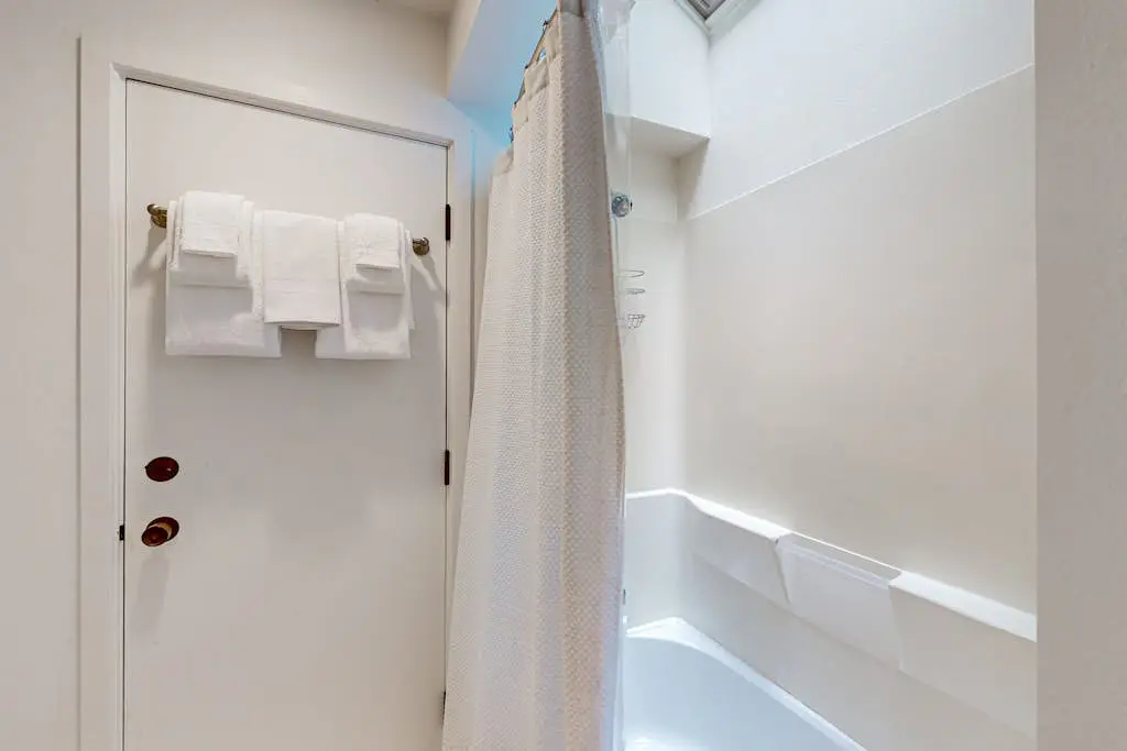 Forested home with deck & grill near the Lodge, dogs welcome