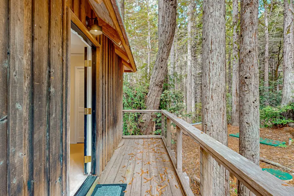 Forested home with deck & grill near the Lodge, dogs welcome