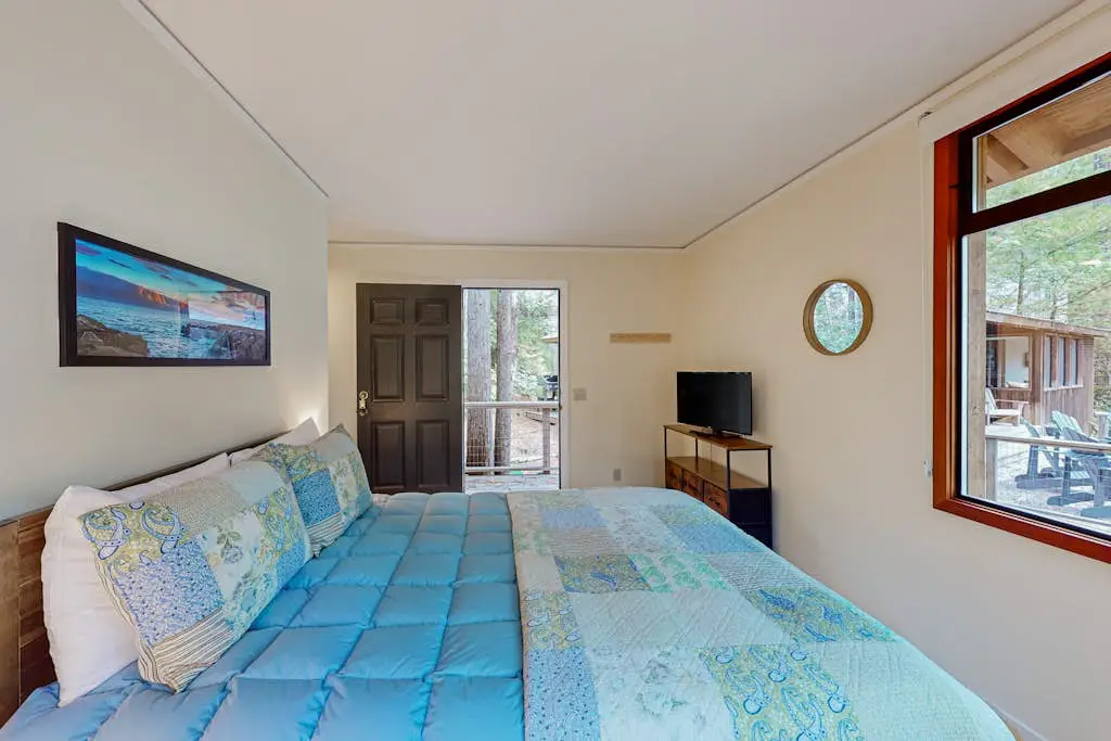 Forested home with deck & grill near the Lodge, dogs welcome