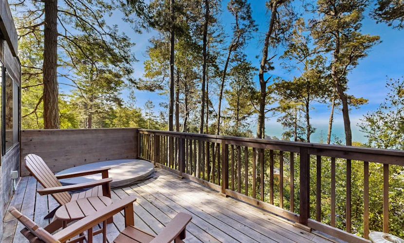 Historic cabin with ocean view, private hot tub, wood stove, & shared pools/tennis