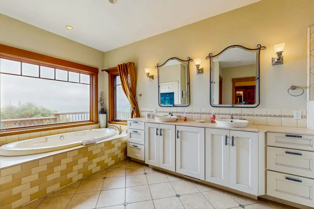 Seascape Gualala - Gualala home with ocean views, Viking kitchen & gas fireplaces