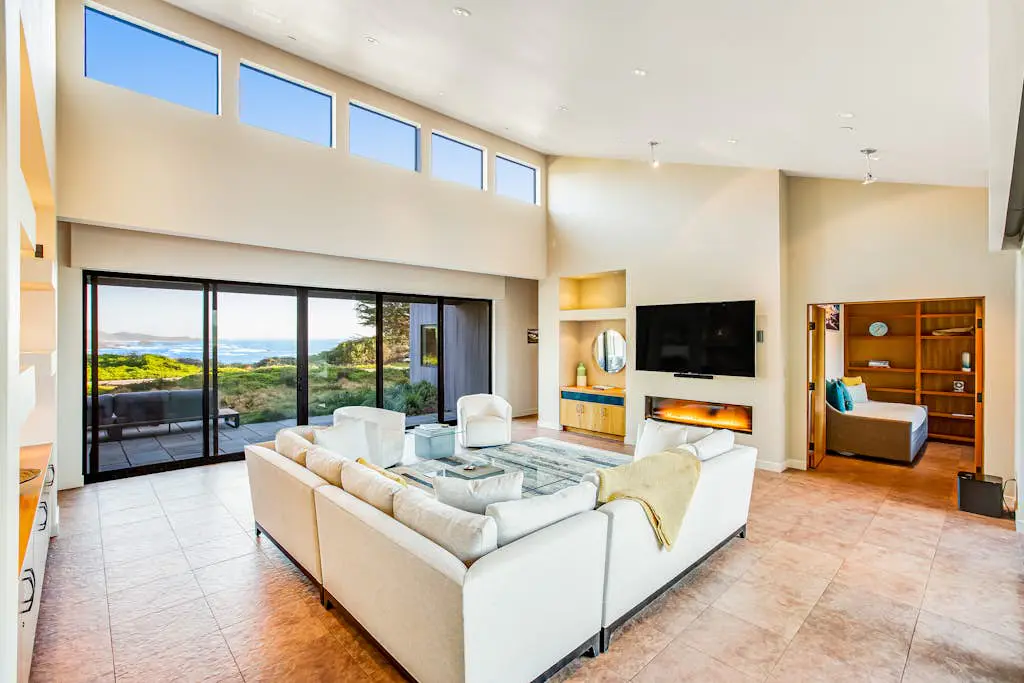 Seaspray - Oceanfront home with fireplace, EV charger & ocean views