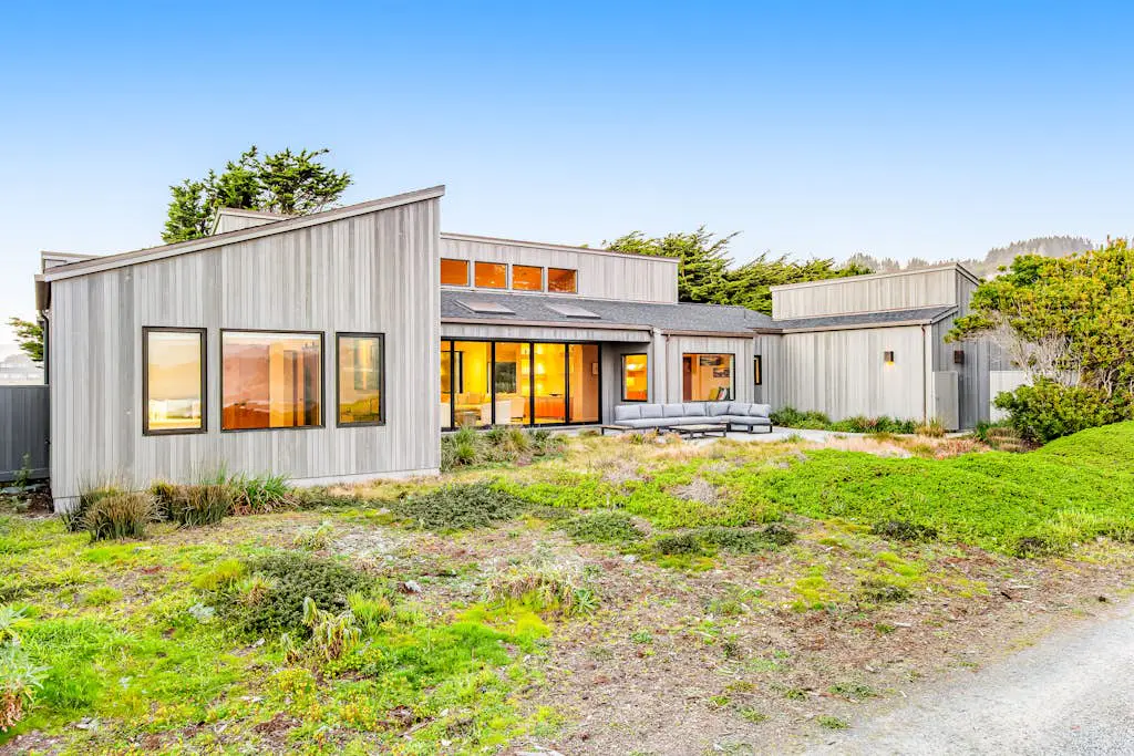 Seaspray - Oceanfront home with fireplace, EV charger & ocean views