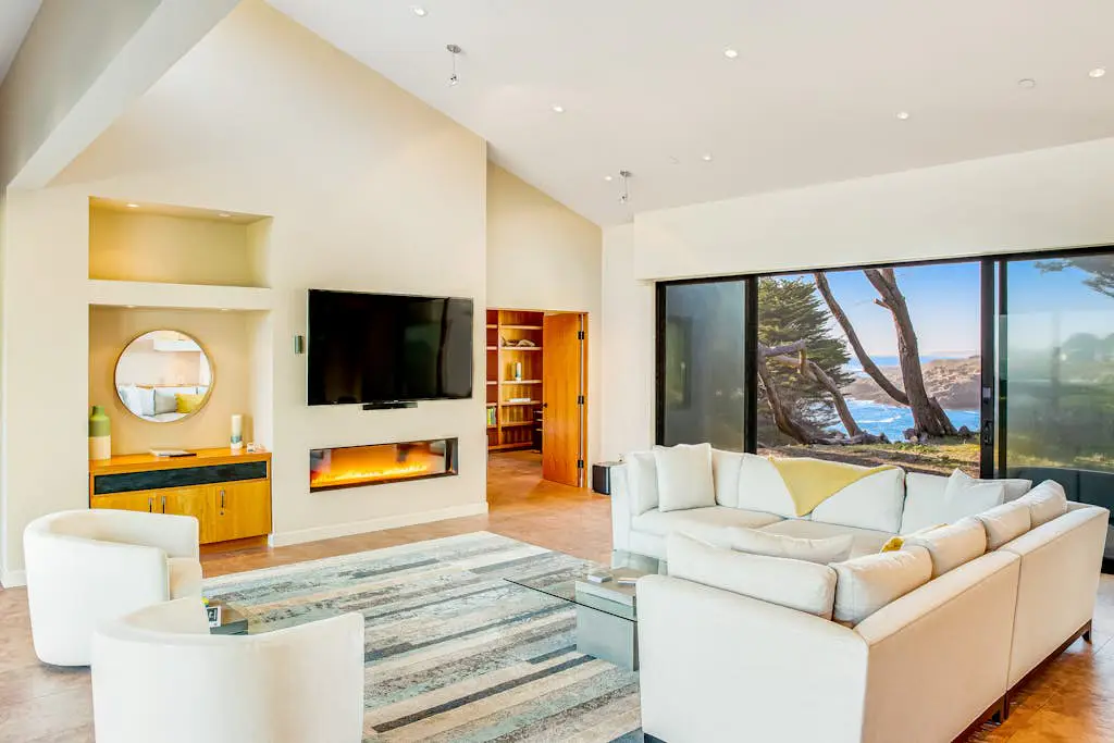 Seaspray - Oceanfront home with fireplace, EV charger & ocean views