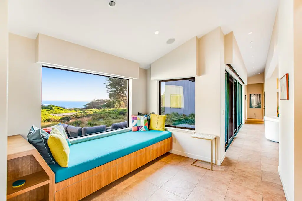 Seaspray - Oceanfront home with fireplace, EV charger & ocean views